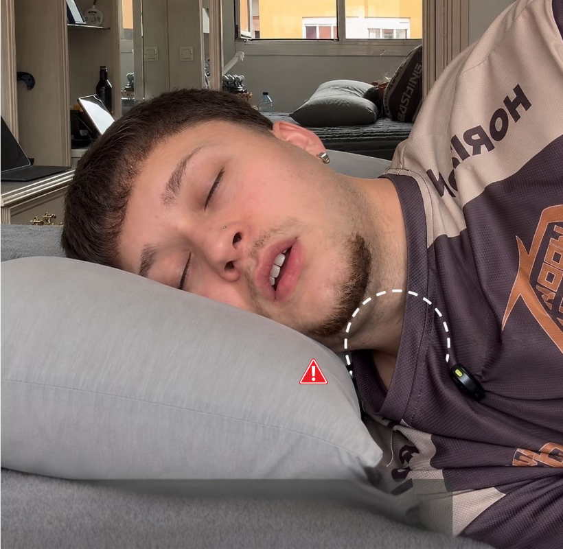 Persona durmiendo de lado con hueco sin soporte entre el hombro y el cuello
