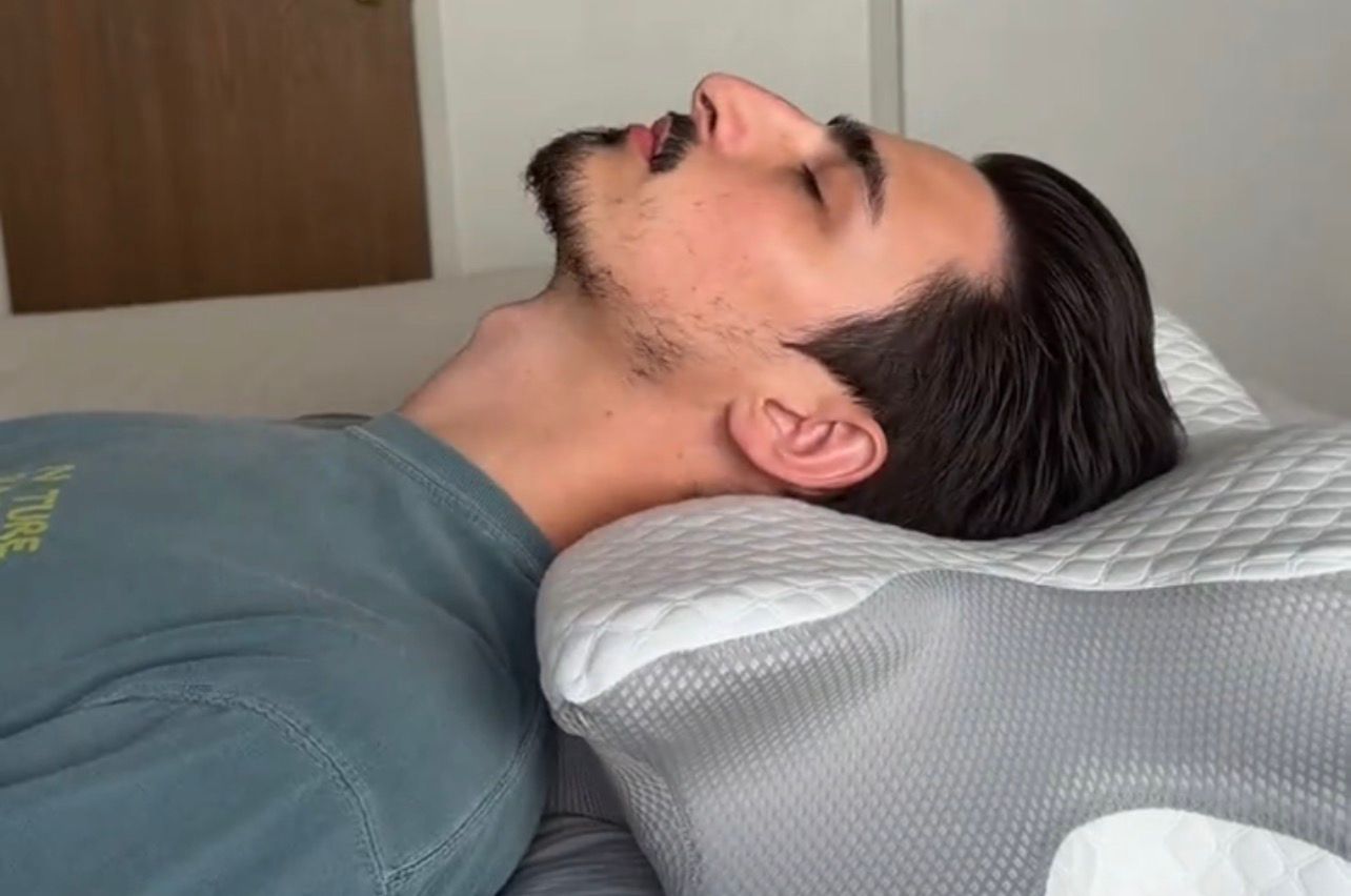 Persona durmiendo boca arriba sobre Morpheo, cabeza y cuello alineados con soporte
